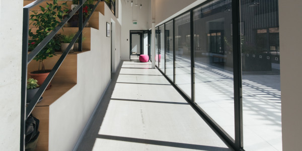 Fabricantes / Instaladores de Puertas y Ventanas de Aluminio / PVC · Raíl Empotrable Adaptado al Paso de Minusválidos