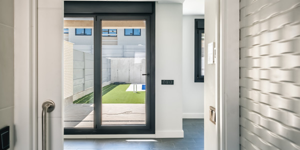 Fabricantes / Instaladores de Puertas y Ventanas de Aluminio / PVC · Bisagra Oculta