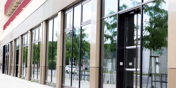 Puertas y Ventanas Aislantes de Aluminio / PVC Lleida · Raíl Empotrable Adaptado al Paso de Minusválidos